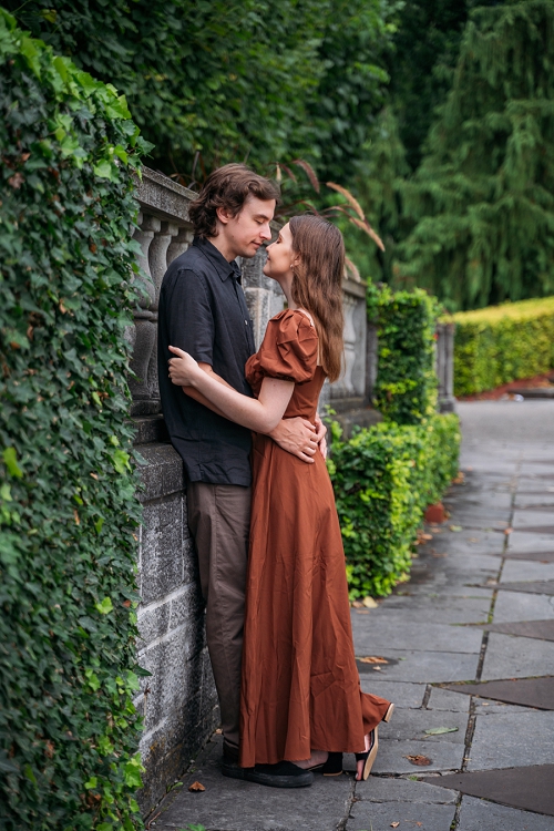 couple kissing at oakes garden theatre