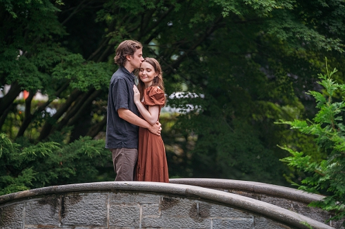 couple kissing on the bridge at oakes garden theatre 