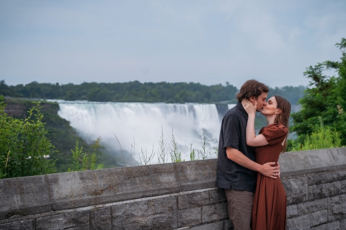 engagement photo of couple kissing in front of Niagara Falls