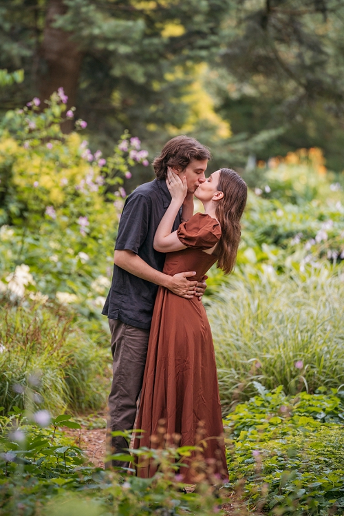 couple kissing at Niagara botanical gardens 