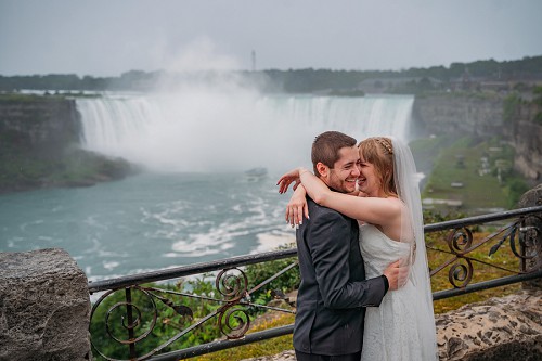 wedding in rain in front of Niagara Falls