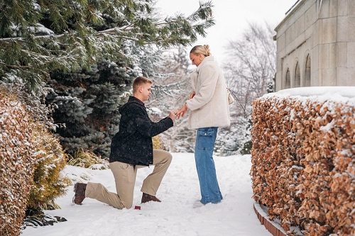 man proposing to girlfriend at niagara falls 