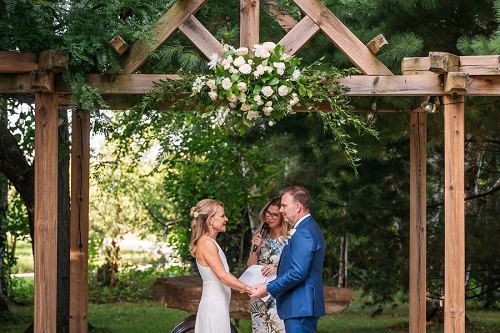 Honsberger Estate Winery outdoor summer wedding ceremony 