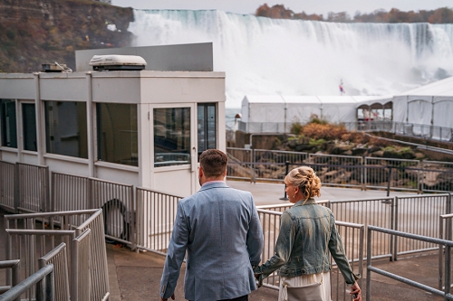 bride and groom walking to Niagara cruises 