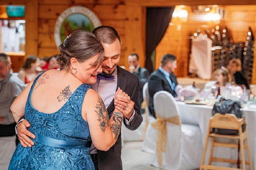 groom dancing with mom 