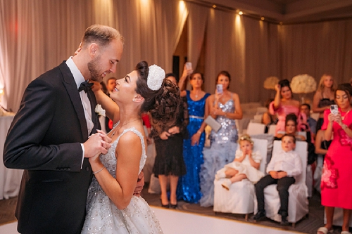 wedding first dance and white oaks 